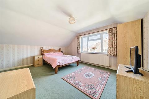 1 Chappell Close, Liphook, GU30 7BL