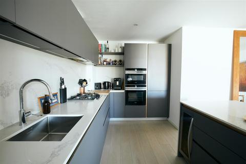2 bedroom apartment for sale, Plantation Wharf, Battersea, SW11