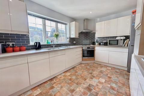 19 Bosnoweth, Probus, Truro, TR2 4HE