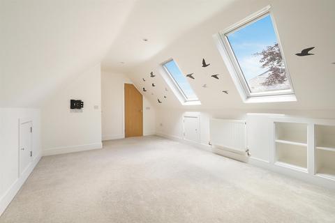 6 Farmside Place, Epsom, KT19 8GW