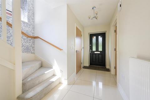 6 Farmside Place, Epsom, KT19 8GW