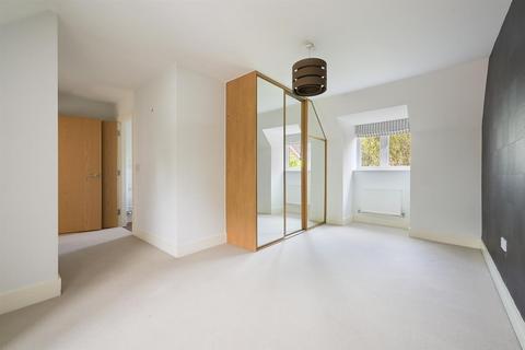 6 Farmside Place, Epsom, KT19 8GW