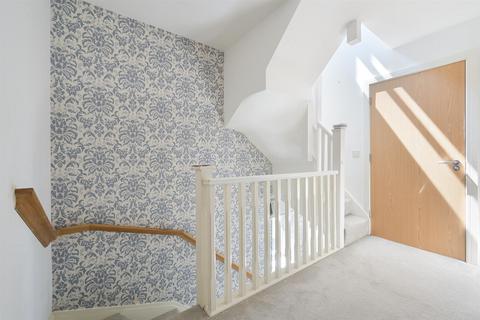 6 Farmside Place, Epsom, KT19 8GW