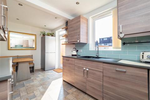 2 Ash Close, Carshalton, SM5 2AJ