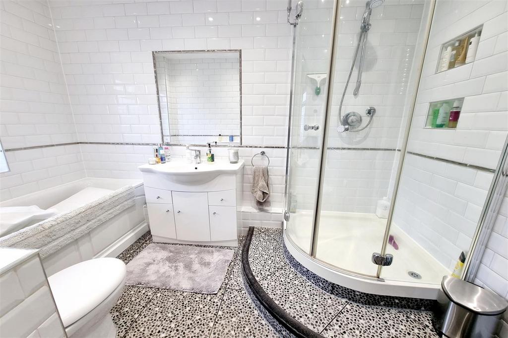 En suite bathroom: