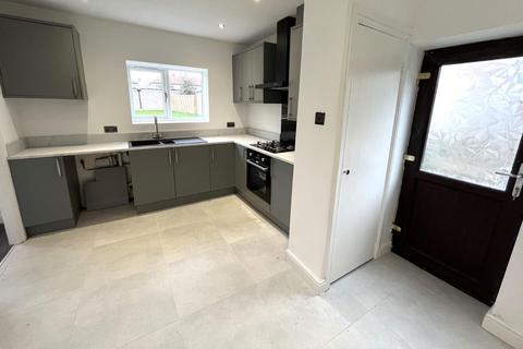 3 bedroom semi-detached house to rent, Swarcliffe Avenue, Leeds