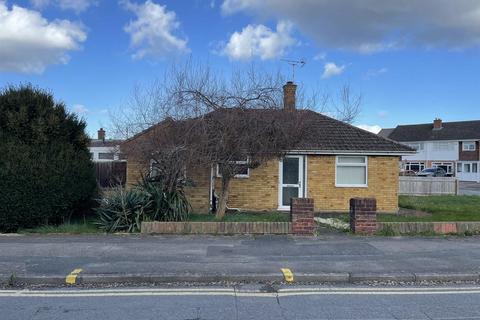 2 bedroom detached bungalow for sale - Farmfield Road, Cheltenham
