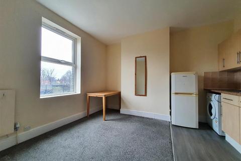 2 bedroom flat to rent - High Road, London