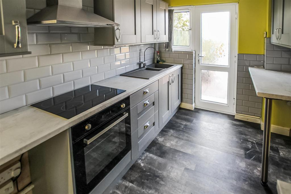 Kitchen (1).JPG