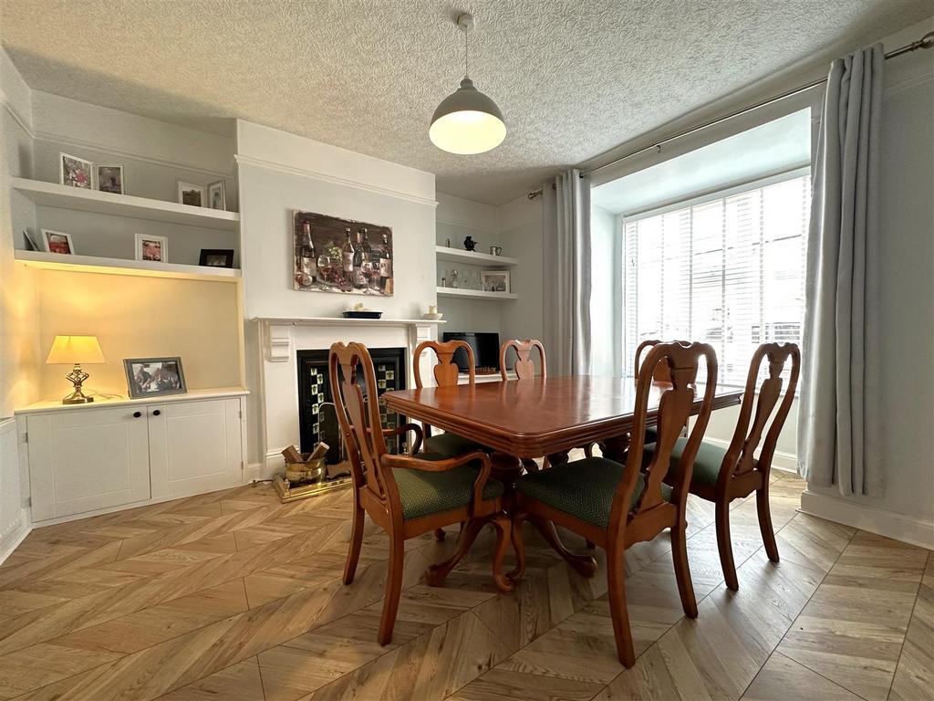 Bay-Fronted Dining Room 536