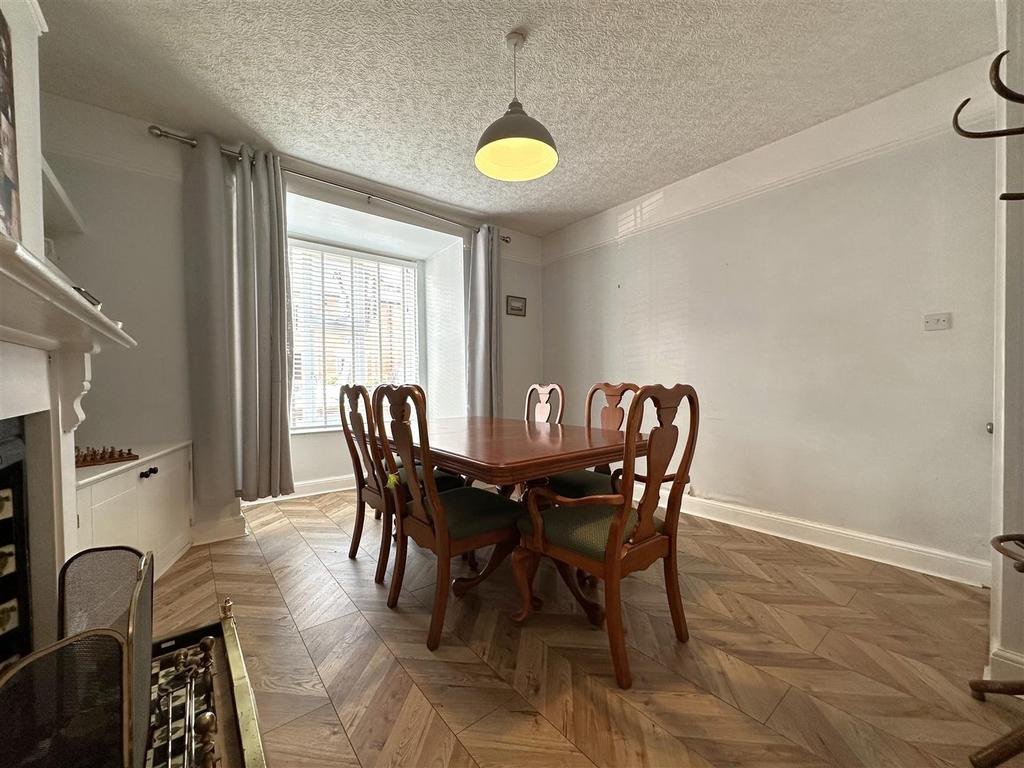 Spacious Dining Room 534