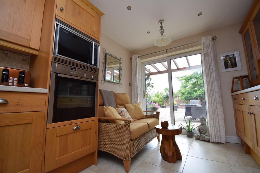 Kitchen Seating Area.JPG