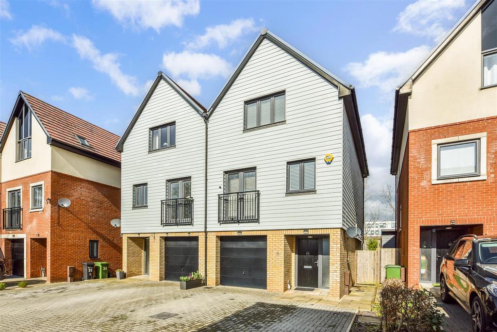 Nautilus Drive, Portchester 3 bed townhouse for sale £425,000