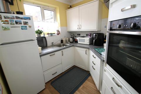 2 bedroom flat for sale, Archers Court, Salisbury