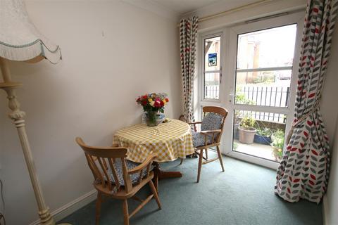 2 bedroom flat for sale, Archers Court, Salisbury