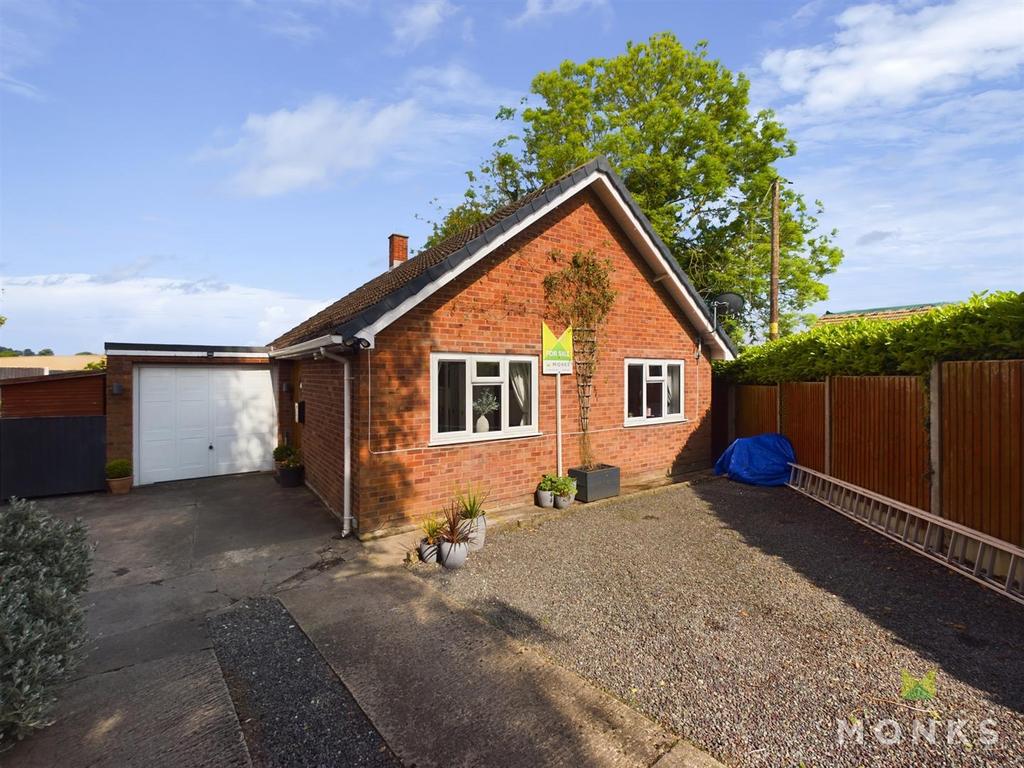 Broomhall Lane, Bomere Heath, Shrewsbury 3 bed detached bungalow for