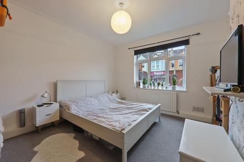 2 bedroom flat for sale, Sunnydene Street, London