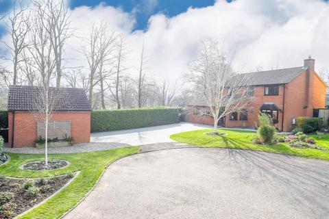 5 bedroom detached house for sale - Swallow Close, Northampton NN4