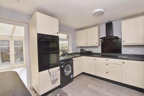 3 bedroom end of terrace house for sale - Saxby Close, Eastbourne