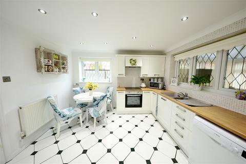 4 bedroom detached house for sale - The Close, Sutton-On-Hull, Hull