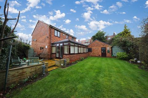 4 bedroom detached house for sale - The Close, Sutton-On-Hull, Hull