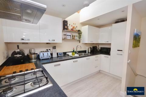 2 bedroom flat for sale, Weavers Close, Eastbourne