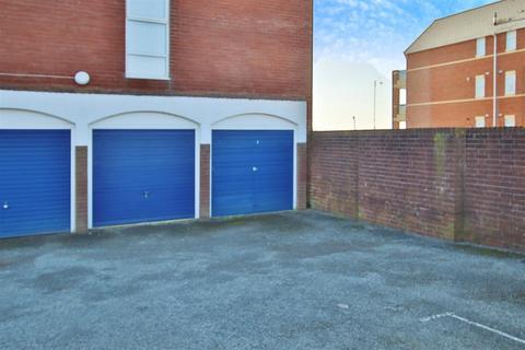 2 bedroom flat for sale - Freshwater Court, Marine Parade West, Lee-On-The-Solent