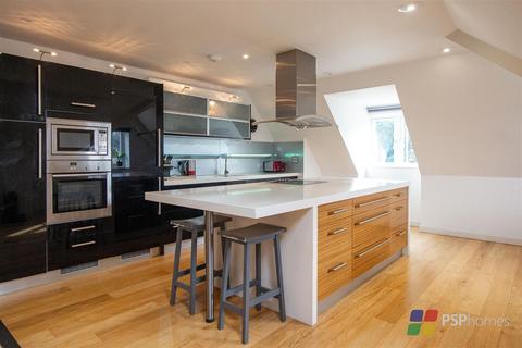 2 bedroom penthouse for sale, Luxury Penthouse with Double Garage | Queens Road, Haywards Heath