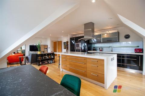 2 bedroom penthouse for sale, Luxury Penthouse with Double Garage | Queens Road, Haywards Heath