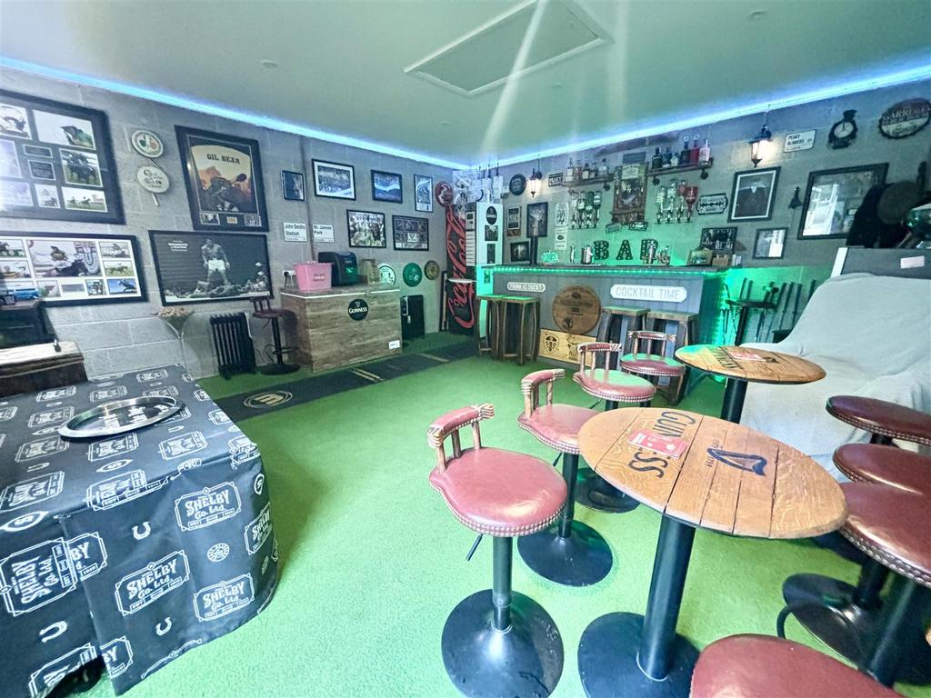 Garage/Bar