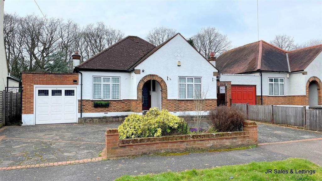The Meadway, Cuffley 3 bed detached bungalow for sale £720,000