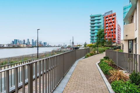 3 bedroom flat for sale, Lariat Apartment, Cable Walk, Greenwich, SE10
