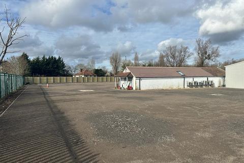 Storage to rent, Chertsey Lane, Staines-upon-Thames TW18