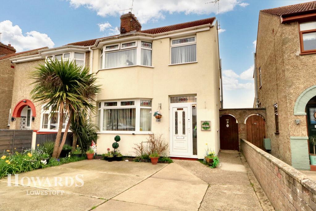 Kimberley Road, Lowestoft 3 bed semidetached house for sale £230,000