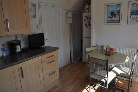 3 bedroom end of terrace house to rent, Walthew Lane, Holyhead