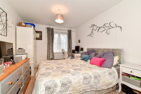 2 bedroom ground floor flat for sale, Shetland Close, Cranleigh, Surrey