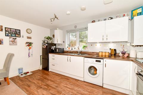 2 bedroom ground floor flat for sale, Shetland Close, Cranleigh, Surrey