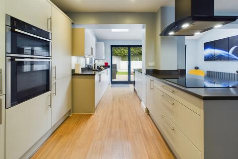 11 Barnmead, Haywards Heath, RH16 1UY