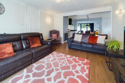 11 Barnmead, Haywards Heath, RH16 1UY