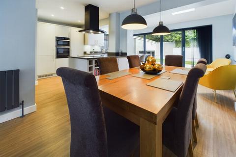 11 Barnmead, Haywards Heath, RH16 1UY