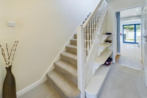 11 Barnmead, Haywards Heath, RH16 1UY