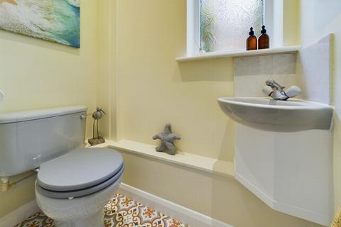 11 Barnmead, Haywards Heath, RH16 1UY