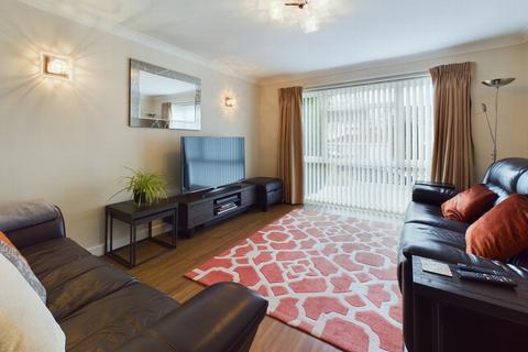 11 Barnmead, Haywards Heath, RH16 1UY