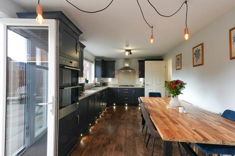 6 Caledonian Crescent, Law, Carluke, ML8 5FL