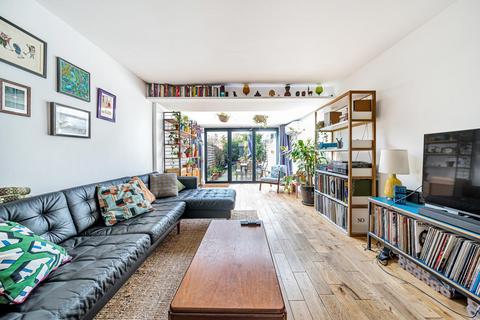 65 Ambergate Street, London, SE17 3RZ