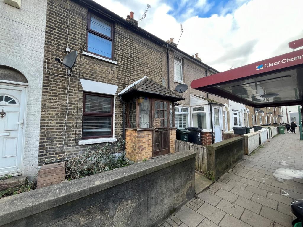 High Street DA10 3 bed terraced house £1,550 pcm (£358 pw)