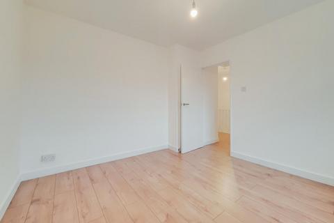 3 bedroom terraced house to rent, Strathdon Drive, London SW17