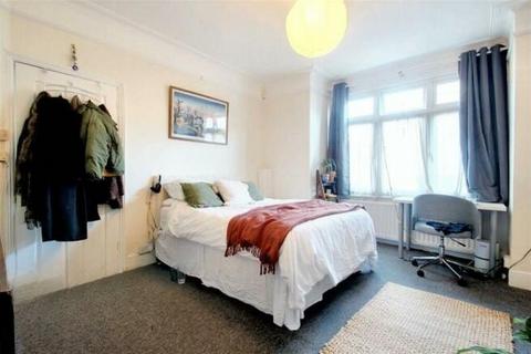 3 bedroom end of terrace house to rent, Trevelyan Road, London, SW17