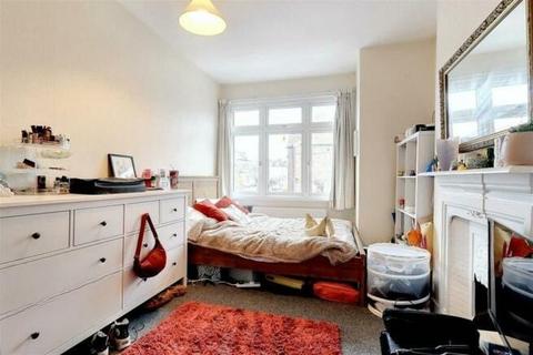3 bedroom end of terrace house to rent, Trevelyan Road, London, SW17