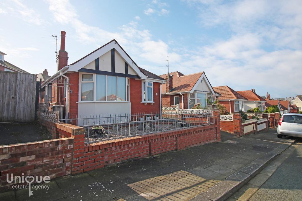 Cranleigh Avenue, Blackpool, FY2 2 bed bungalow for sale £175,000